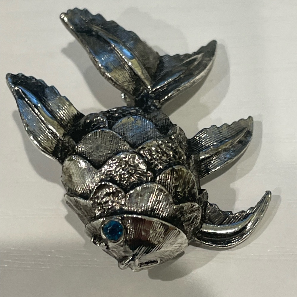 Vintage blue rhinestone eye silver tone fish w scales brooch pin jewelry ocean - Picture 3 of 6